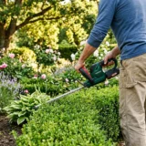 Ce taille-haie sans fil Parkside fait le bonheur des jardiniers pressés