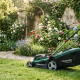 Cette tondeuse sans fil Parkside va transformer tes corvées de tonte en moments de plaisir