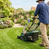 Cette tondeuse sans fil Parkside va transformer tes corvées de tonte en moment de plaisir